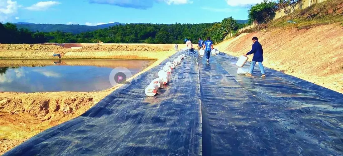 harga geomembran (Di Area Konstruksi Jalan)